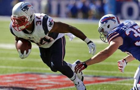 Shane Vereen gained 15 yards on this run to the Bils’ 14 yard line on the Patriots’ final drive. Vereen had 101 yards on 14 carries
