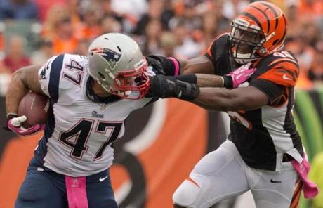 Michael Hoomanawanui tried to evade Carlos Dunlap in the second quarter.
