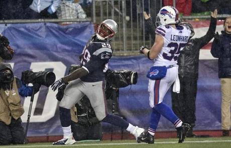 LeGarrette Blount beat Jim Leonhard and scored the Patriots' first touchdown of the game.

