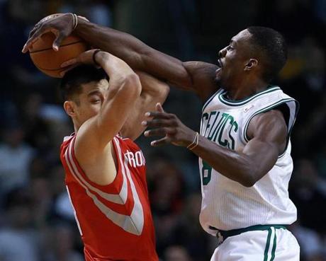 Jeff Green had his hand on the ball against Jeremy Lin in the second quarter.
