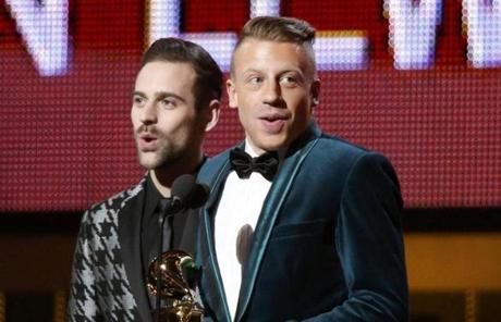 Macklemore & Ryan Lewis (L) win the award for Best New Artist at the 56th annual Grammy Awards in Los Angeles, California January 26, 2014. REUTERS/Mario Anzuoni (UNITED STATES - Tags: ENTERTAINMENT) (GRAMMYS-SHOW)
