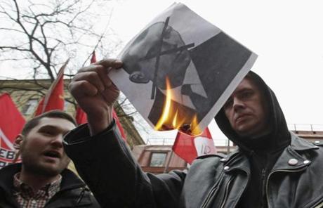 Activists burned a picture of late Ukrainian nationalist movement leader Stepan Bandera during a rally in  St. Petersburg.

