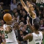 Celtics guard Rajon Rondo threw a pass to Jeff Green, as the Nets’ Shaun Livingston provided pressure.