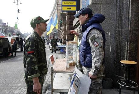Kononko is one of the militiamen still patrolling Kiev’s Independence Square. Here, he talked with a fellow member of Right Sector.
