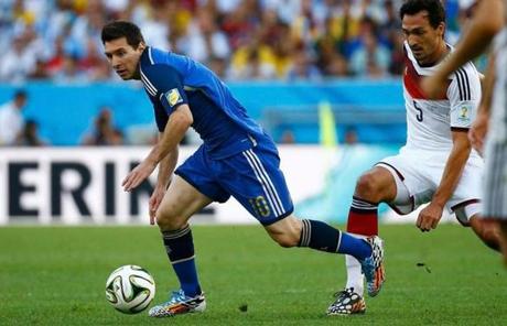 Lionel Messi controled the ball early in the game.
