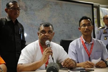 Air Asia CEO Tony Fernandes, left, and Indonesia Air Asia CEO Sunu Widyatmoko spoke at a news conference at Surabaya's Juanda International Airport. 
