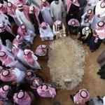 Mourners gathered around the grave of Saudi Arabia?s King Abdullah at the Al-Oud cemetery in Riyadh on Friday.
