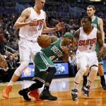 Isaiah Thomas handled the ball as Eric Bledsoe and Alex Len of the Suns guarded him.
