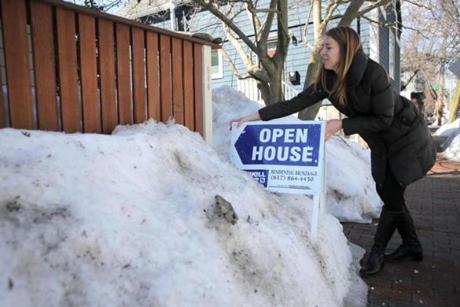 Real estate agent Lara Gordon found this week that just putting up a sign for a Cambridge home on Franklin Street was a challenge.
