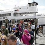 Passengers disembark from a Statue of Liberty Island ferry boat in lower Manhattan in New York April 24, 2015. Visitors to the Statue of Liberty were evacuated from Liberty Island in New York Harbor on Friday after a report of a suspicious package, the United States Park Police said, and law enforcement officials are investigating the site. REUTERS/Lucas Jackson 