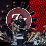 Dave Grohl?s cast was no impediment Saturday night as he managed to thrash about on his custom-made throne.