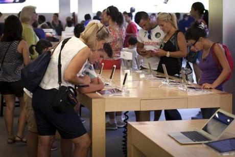 Customers pack the Apple store on 5th Avenue in the Manhattan borough of New York City, July 21, 2015. U.S. stocks opened lower on Tuesday as the dollar remained at a three-month high and ahead of a host of earnings from technology giants including Apple, Microsoft and Yahoo. REUTERS/Mike Segar
