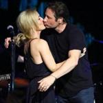 Gillian Anderson and David Duchovny share a kiss, but they are not a couple.