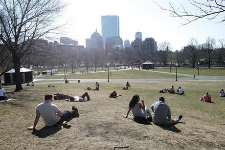Boston, MA., 03/09/16, March weather is in the 70's this yearâ?¦â?¦Lunchbreaks, classes and meetings came outdoors to the Boston Common. Suzanne Kreiter/Globe staff
