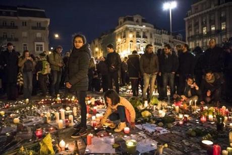 Mourners gather at a makeshift memorial Wednesday night at the Place de la Bourse in Brussels, March 23, 2016. Two suicide bombers carried out deadly attacks a day earlier in Brussels. The toll from the assaults, at the cityâ??s main airport and at a subway station in central Brussels, stood at 31 dead and 270 injured on Wednesday. (Daniel Berehulak/The New York Times)
