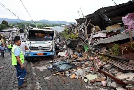 epa05264003 Damages after a 7.8 magnitude earthquake hit Ecuadoran northern coastal region, in the town of Pedernales, Ecuador, 17 April 2016. At least 77 people were killed and hundreds injured in an earthquake affecting the Ecuadoran northern coastal region. EPA/JOSE JACOME
