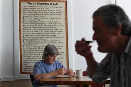 Woburn, MA., 04/21/16, Paul Grady (rear of photo) has lunch in the cafeteria of the sober house. This is a story about a new certification program for sober homes. Twelve Step Education Program of New England has not yet gone through the certification process. Suzanne Kreiter\Globe staff 
