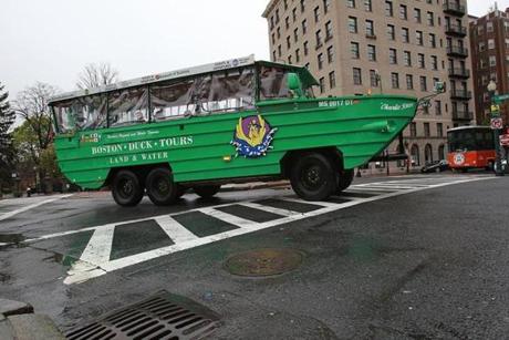 Boston, MA., 05/02/16, A Duck Boat make the turn from Charles Street onto Beacon Street ---the intersectioin where a woman on a scooter was killed by a Duck Boat. Globe staff/Suzanne Kreiter.
