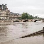 The Seine?s waters reached 20 feet on Friday, threatening landmarks along its banks, including the Louvre (left). Starting Thursday, the museum began moving valuable artifacts to higher floors (above).