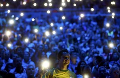 Spectators use their mobile phones for illumination.
