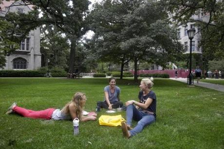 From left: students Jessica Fessler, Hailey Brown and Tiffany Marchell talk on the University of Chicago campus, Aug. 26, 2016. A blunt letter from the dean of students to incoming freshmen here voicing opposition to the hallmarks of campus political correctness has been hailed as a victory by many conservatives. (Joshua Lott/The New York Times) 
