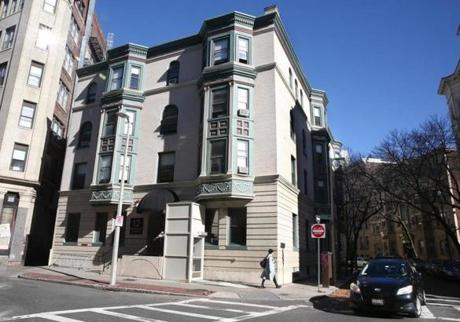 Boston, MA--10/23/2016--The Boston Fenway Inn (cq), a hostel at 12 Hemenway Street, is being proposed as a temporary student dorm for Emerson College. It is photographed, on Sunday, October 23, 2016. Photo by Pat Greenhouse/Globe Staff Topic: 24emersondorm Reporter: Laura Krantz
