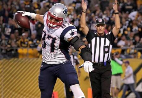 Pittsburgh, PA - 10/24/2016 - (3rd quarter) New England Patriots tight end Rob Gronkowski (87) does his traditional spike into the turf after his 36 yard catch and run for a touchdown during the third quarter. The New England Patriots take on the Pittsburgh Steelers at Heinz Field in Pittsburgh, PA. - (Barry Chin/Globe Staff), Section: Sports, Reporter: Ben Volin, Topic: 24Patriots-Steelers, LOID: 8.3.399682367.
