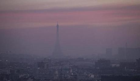 epa05665655 The Eiffel tower is shrouded in haze as the sun comes up, seen from the suburb of Saint-Cloud, near Paris, France, 08 December 2016. Paris is undergoing a third day pollution spike, prompting the city to limit vehicle circulation. EPA/IAN LANGSDON
