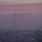 epa05665655 The Eiffel tower is shrouded in haze as the sun comes up, seen from the suburb of Saint-Cloud, near Paris, France, 08 December 2016. Paris is undergoing a third day pollution spike, prompting the city to limit vehicle circulation. EPA/IAN LANGSDON