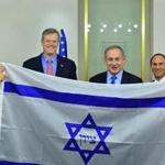  Brandeis president Ron Liebowitz, Governor Charlie Baker, Israeli Prime Minister Benjamin Netanyahu, and Consul General of Israel to New England Yehuda Yaakov with a replica of an 1890s flag from Boston.