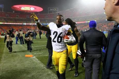 KANSAS CITY, MP - JANUARY 15: Running back Le'Veon Bell #26 of the Pittsburgh Steelers walks off of the field after the game against the Kansas City Chiefs in the AFC Divisional Playoff game at Arrowhead Stadium on January 15, 2017 in Kansas City, Missouri. (Photo by Dilip Vishwanat/Getty Images)
