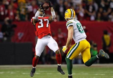 ATLANTA, GA - JANUARY 22: Ricardo Allen #37 of the Atlanta Falcons intercepts a pass intended for Jordy Nelson #87 of the Green Bay Packers in the second quarter in the NFC Championship Game at the Georgia Dome on January 22, 2017 in Atlanta, Georgia. (Photo by Kevin C. Cox/Getty Images)
