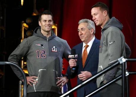 epa05762118 New England Patriots quarterback Tom Brady (L) and Atlanta Falcons quarterback Matt Ryan (R) are introduced during the Super Bowl LI Opening Night at Minute Maid Stadium in Houston, Texas, USA, 30 January 2017. The Super Bowl will be played at NRG Stadium on 05 February between the NFC Champions Atlanta Falcons and the AFC Champions New England Patriots. EPA/LARRY W. SMITH
