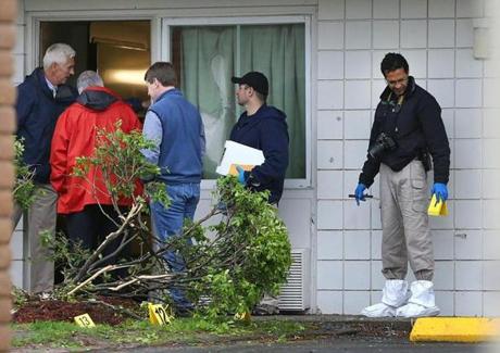 Braintree-05/05/2017- Investigators were on the scene of Motel 6 in Braintree where a Braintree police office was shot. They looked at the room where the suspect stayed and a car parked out front. JohnTlumacki/ The BostonGlobe (sports)
