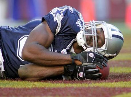 Dallas wide receiver Terrell Owens (81) pretends to sleep in the endzone after scoring a touchdown in the third quarter of the Cowboys 22-19 loss to the Washington Redskins, Sunday, November 5, 2006 at FedEx Field in Landover, Maryland. Dallas . (Ron Jenkins/Fort Worth Star-Telegram/MCT) Library Tag 11102006 Sports Library Tag 10122007

