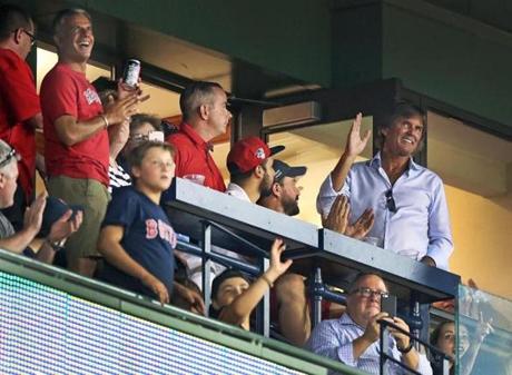 Dennis Eckersley acknowledged cheers from the Fenway Park fans during Tuesday?s game.

