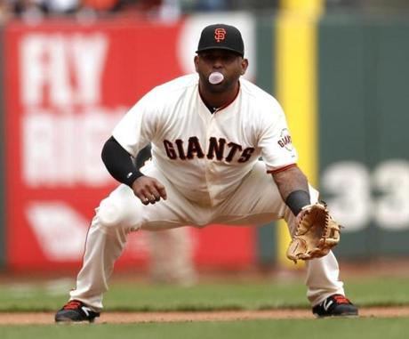 epa06134663 San Francisco Giants third baseman Pablo Sandoval blows a bubble during action agains the Chicago Cubs in the fifth inning of their MLB game at AT&T Park in San Francisco, California, USA, 09 August 2017. EPA/JOHN G. MABANGLO
