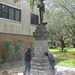 Workers in Gainesville, Fla., began removing a Confed-erate statue on Monday.
