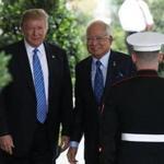 WASHINGTON, DC - SEPTEMBER 12: U.S. President Donald Trump (L) welcomes Prime Minister Najib Abdul Razak (2nd L) of Malaysia outside the West Wing of the White House September 12, 2017 in Washington, DC. Prime Minister Razak is on a three-day visit in Washington. (Photo by Alex Wong/Getty Images)