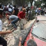 People removed debris of a building which collapsed after a quake rattled Mexico City on Tuesday.