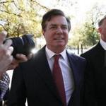 WASHINGTON, DC - NOVEMBER 02: Former Trump campaign chairman Paul Manafort (L) arrives at a federal courthouse with his attorney Kevin Downing (R) November 2, 2017 in Washington, DC. Manafort and his associate Rick Gates were expected to appear in court again this afternoon for a hearing. (Photo by Alex Wong/Getty Images)