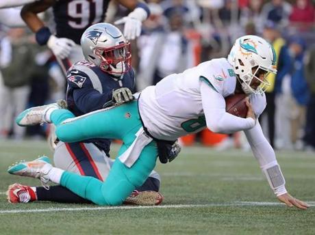 Foxborough MA 11/24/17 New England Patriots Elandon Roberts sacks Miami Dolphins Matt Moore for a 10 yard loss during fourth quarter action at Gillette Stadium. (Matthew J. Lee/Globe staff) topic reporter: 
