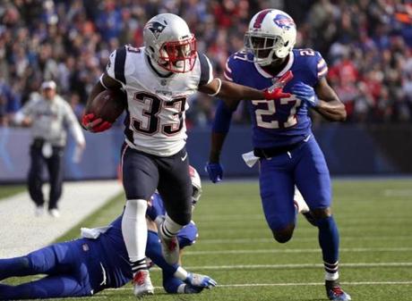 Orchard Park, NY - 12/03/2017 - (2nd quarter) New England Patriots running back Dion Lewis (33) breaks loose for a long run for a first down during the second quarter. The Patriots had to settle for a field goal however. The Buffalo Bills host the New England Patriots at New Era Stadium, Orchard Park, NY. - (Barry Chin/Globe Staff), Section: Sports, Reporter: Jim McBride, Topic: 04Patriots-Bills, LOID: 8.4.226261402.
