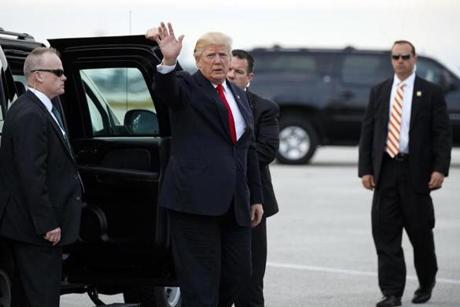 President Donald Trump waves as he arrives to board Air Force One at Palm Beach International Airport, Monday, Jan. 1, 2018, in West Palm Beach, Fla., to return to Washington. (AP Photo/Evan Vucci)
