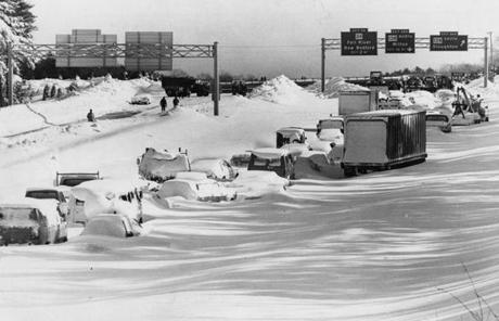 '78 BLIZZARD SLIDER Unknown, MA - 2/8/1978: Vehicles are snowbound on Route 128 South in Mass. in the aftermath of a massive blizzard on Feb. 8, 1978. (David L. Ryan/Globe Staff) --- BGPA Reference: 140529_CB_036

