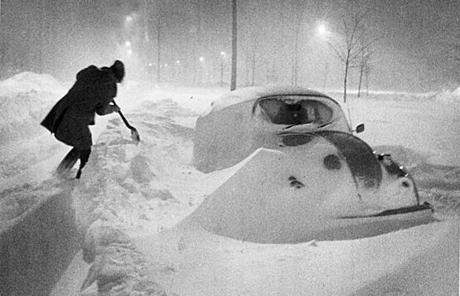 '78 BLIZZARD SLIDER FEBRUARY 7, 1978: BOSTON: Falling and drifting snow surrounds car on Morrissey Blvd. during early morning hours of blizzard. GLOBE PHOTO/JOHN BLANDING (SHOT FOR BOSTON EVENING GL0BE, WHICH DID NOT PUBLISH)
