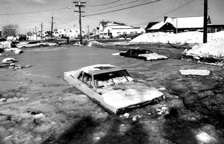 '78 BLIZZARD SLIDER Bg Store/print scan **OPS** Disasters, coastal Revere Ma. Globe photo Bill Ryerson 2/8/1978. Revere Ma. Winthrop Shore Drive autos submerged in water. 

