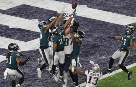 SUPER BOWL SLIDER6 Minneapolis, MN - 2/4/2018 - End of game hail mary by Patriots in Super Bowl LII. The New England Patriots play the Philadelphia Eagles in Super Bowl LII at US Bank Stadium in Minneapolis on Feb. 4, 2018. (Stan Grossfeld/Globe staff
