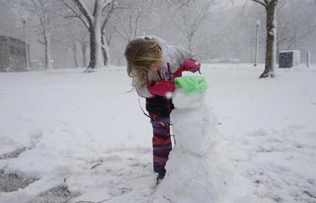 SNOW SLIDER3 Boston, MA -- 3/13/2018 - Sloane Furmonavicius, 4, of Boston builds a snowman on the Boston Common as snow falls during a Nor'easter. (Jessica Rinaldi/Globe Staff) Topic: Reporter: 
