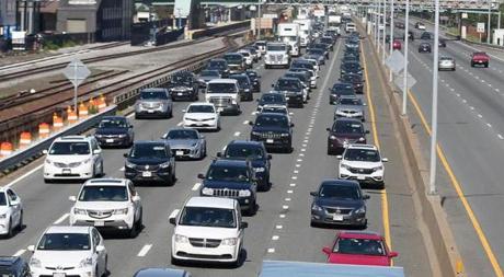 Boston, MA - 7/31/2017 - The eastbound Mass Pike traffic, left, is heavier than the westbound, viewed from the Allston footbridge off Cambridge Street. The Monday morning commute is impacted by the construction to replace the Commonwealth Avenue Bridge over the Mass Pike. Photo by Pat Greenhouse/Globe Staff Topic: 01commave Reporter: XXX
